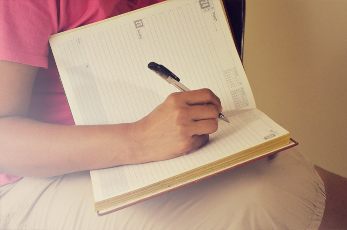 網站優化和網站推廣有何不同？ woman_taking-_notes_free_photo